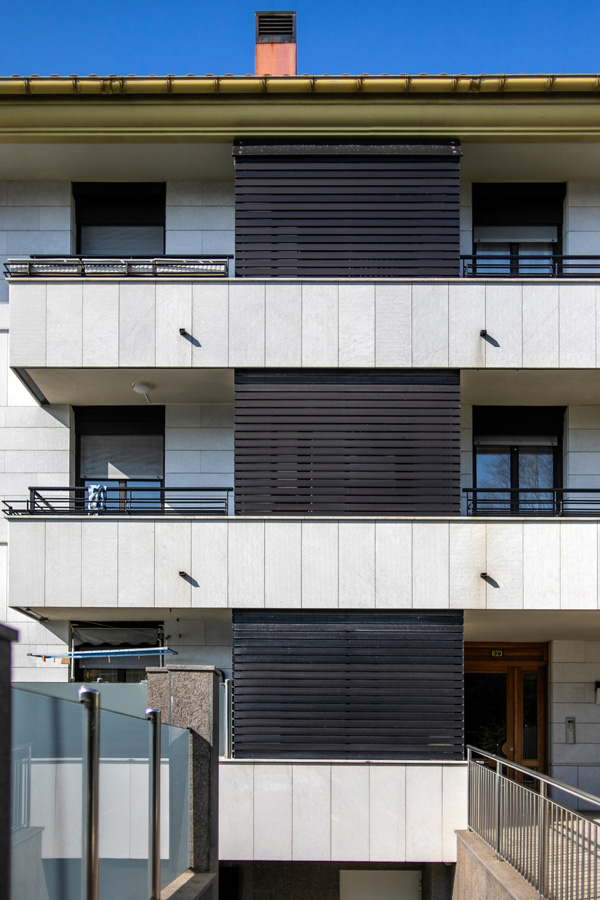 celosías en edificio de orio, gipuzkoa
